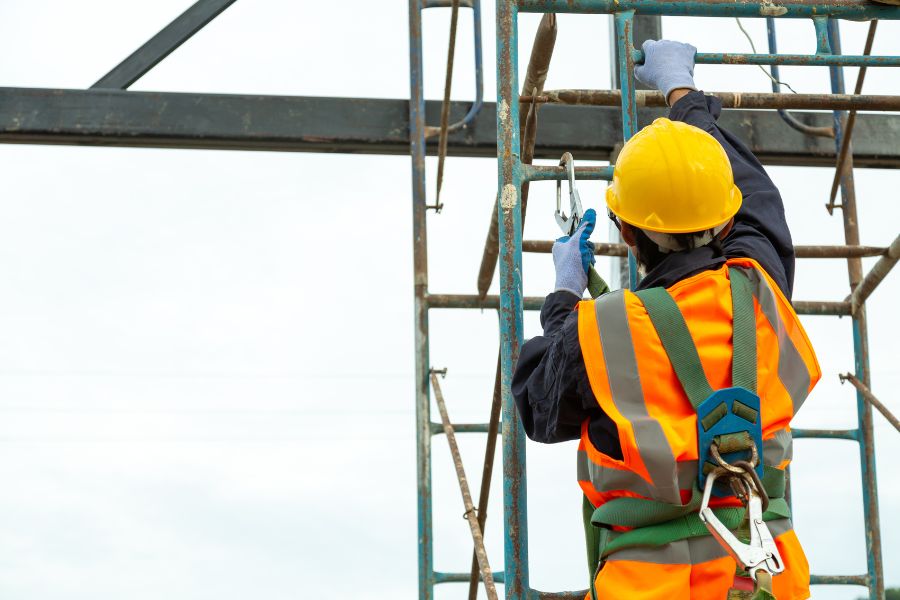 trabajador en andamio
